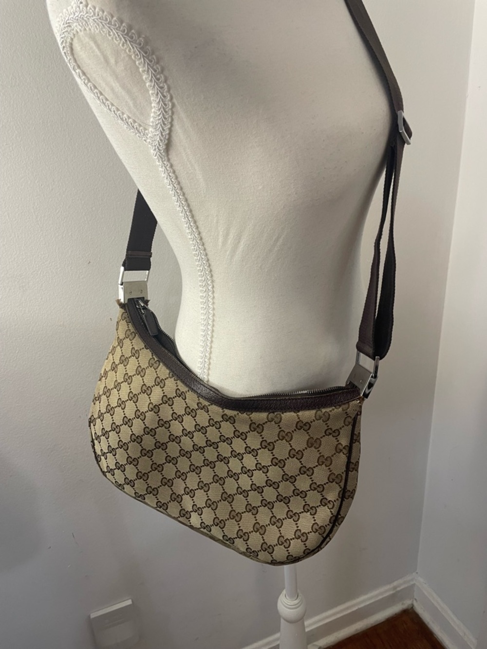 Authentic Gucci Beige GG Canvas Shoulder Bag with Black Strap - Picture 7 of 13